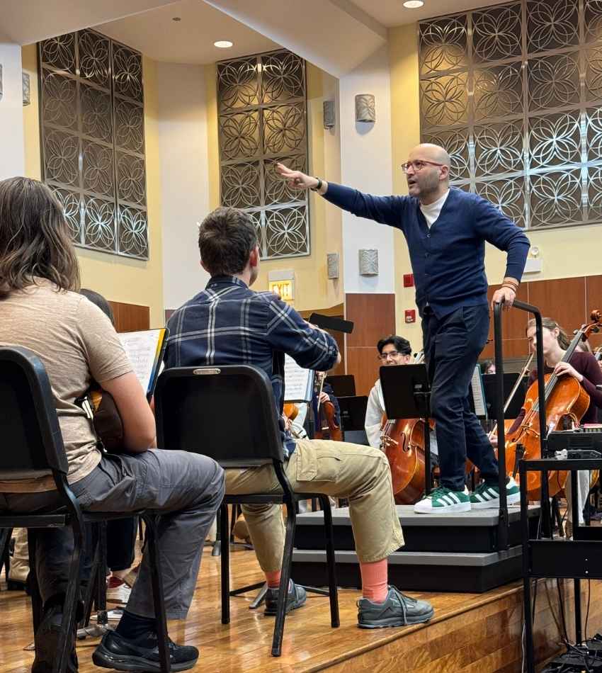 Enrique Mazzola conducts
