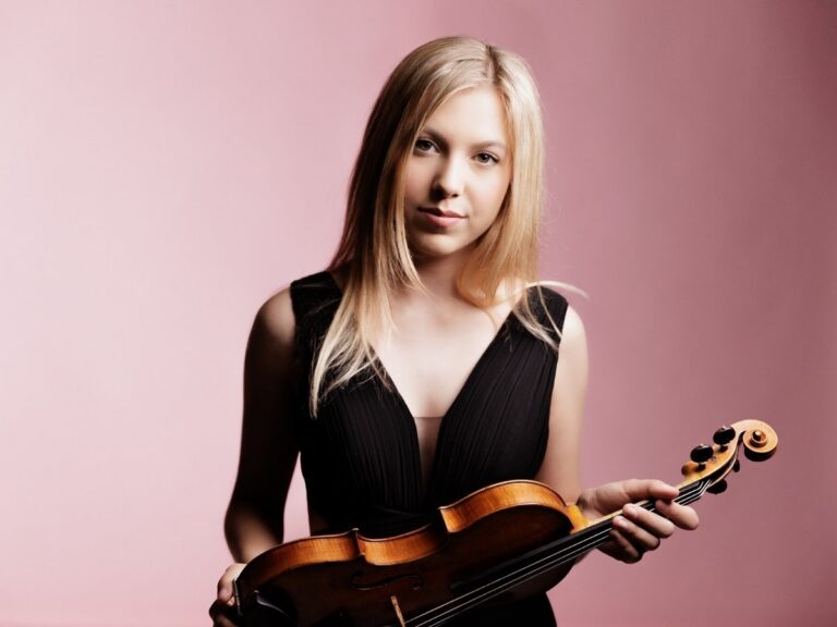 A headshot of Clarissa Bevilacqua holding a violin